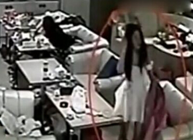 【台湾版蓝可儿】美女酒店离奇坠亡 赤脚散发神情恍惚